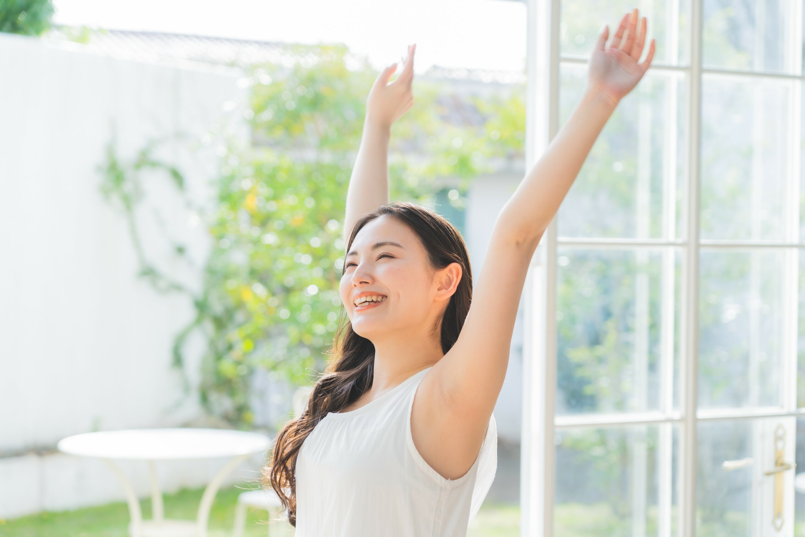 気分がはれやかな女性