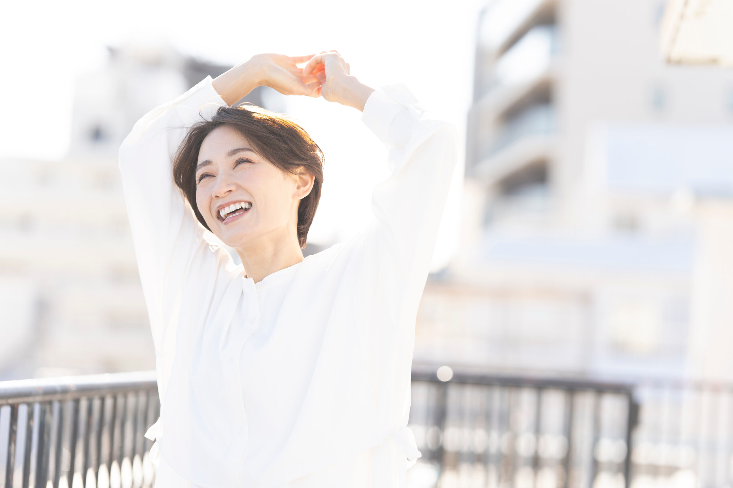 気分がはれやかな女性