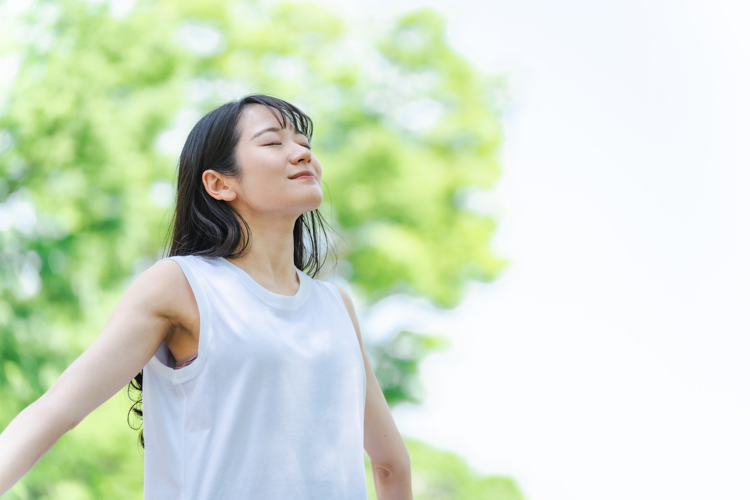 森林の中でリラックスしている女性