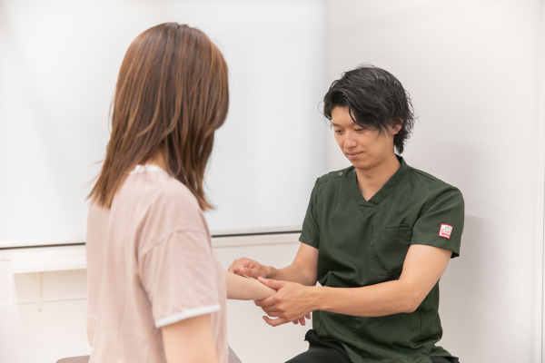 中央接骨院西荻窪院でのテーピング施術の様子