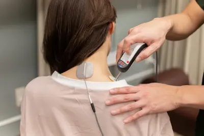 中央接骨院西荻窪院での羽田野式ハイボルトの施術風景