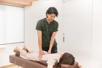 中央接骨院西荻窪院での骨盤矯正の施術風景